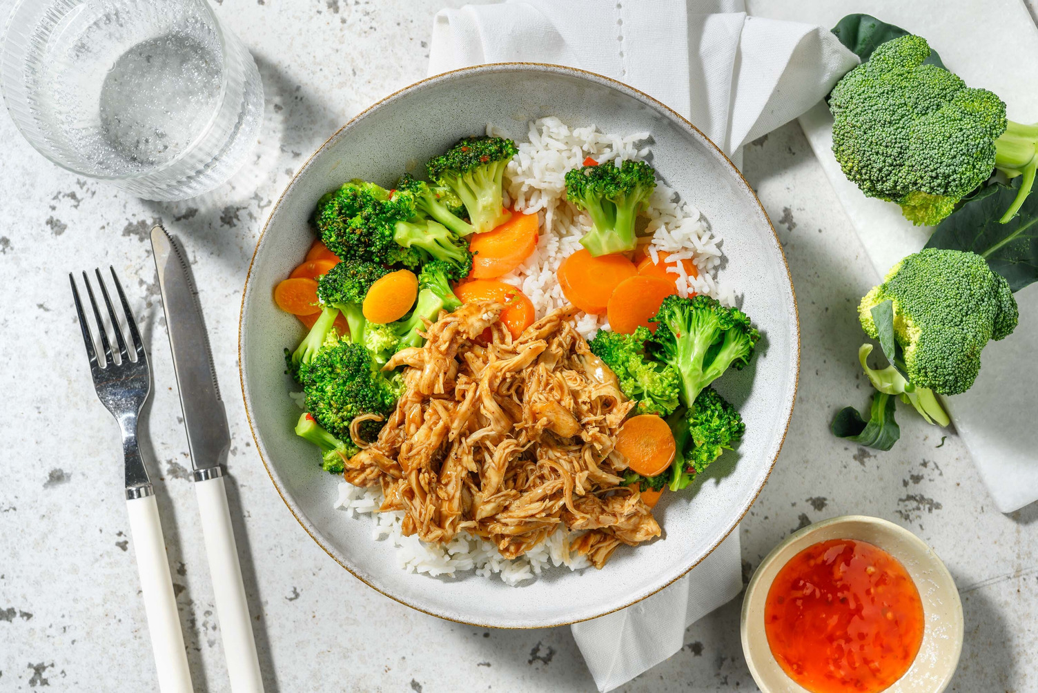 Reisbowl mit doppeltem Pulled Hoisin-Hähnchen