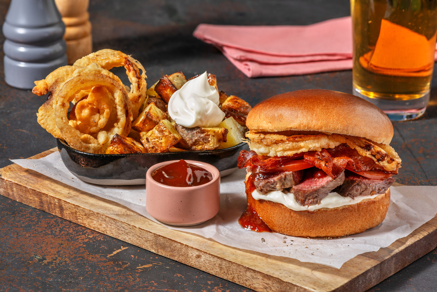 Amerikansk 'steak burger' och BBQ-sås