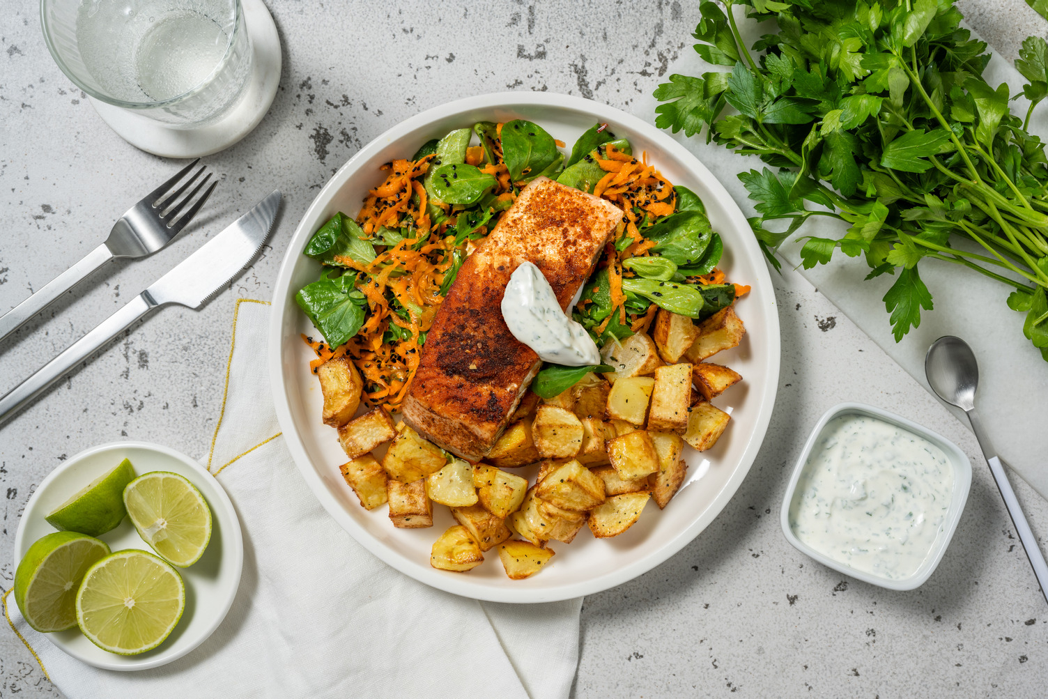 Scharfes Lachsfilet mit Karotten-Feldsalat