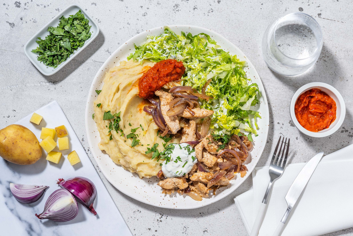 Hähnchenshawarma auf weißem Bohnenstampf