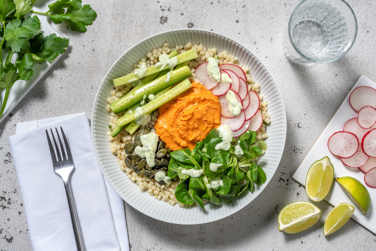 Bowl multicolore de légumes & couscous perlé