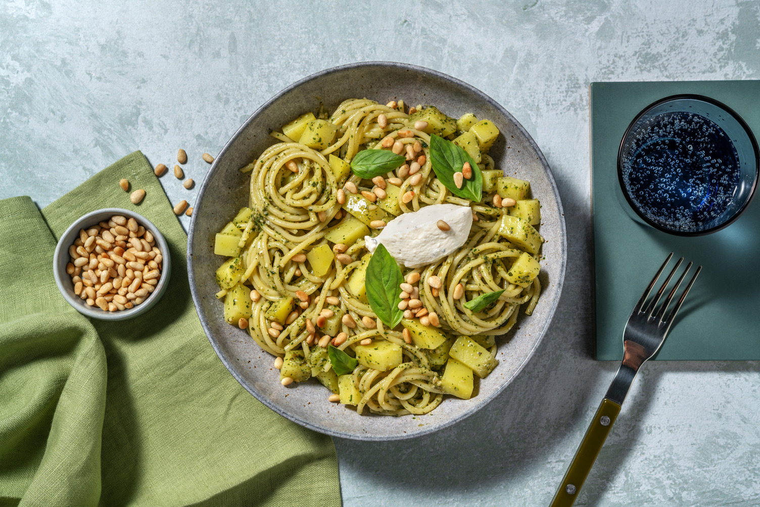 Spaghettoni al pesto, patate e ricotta