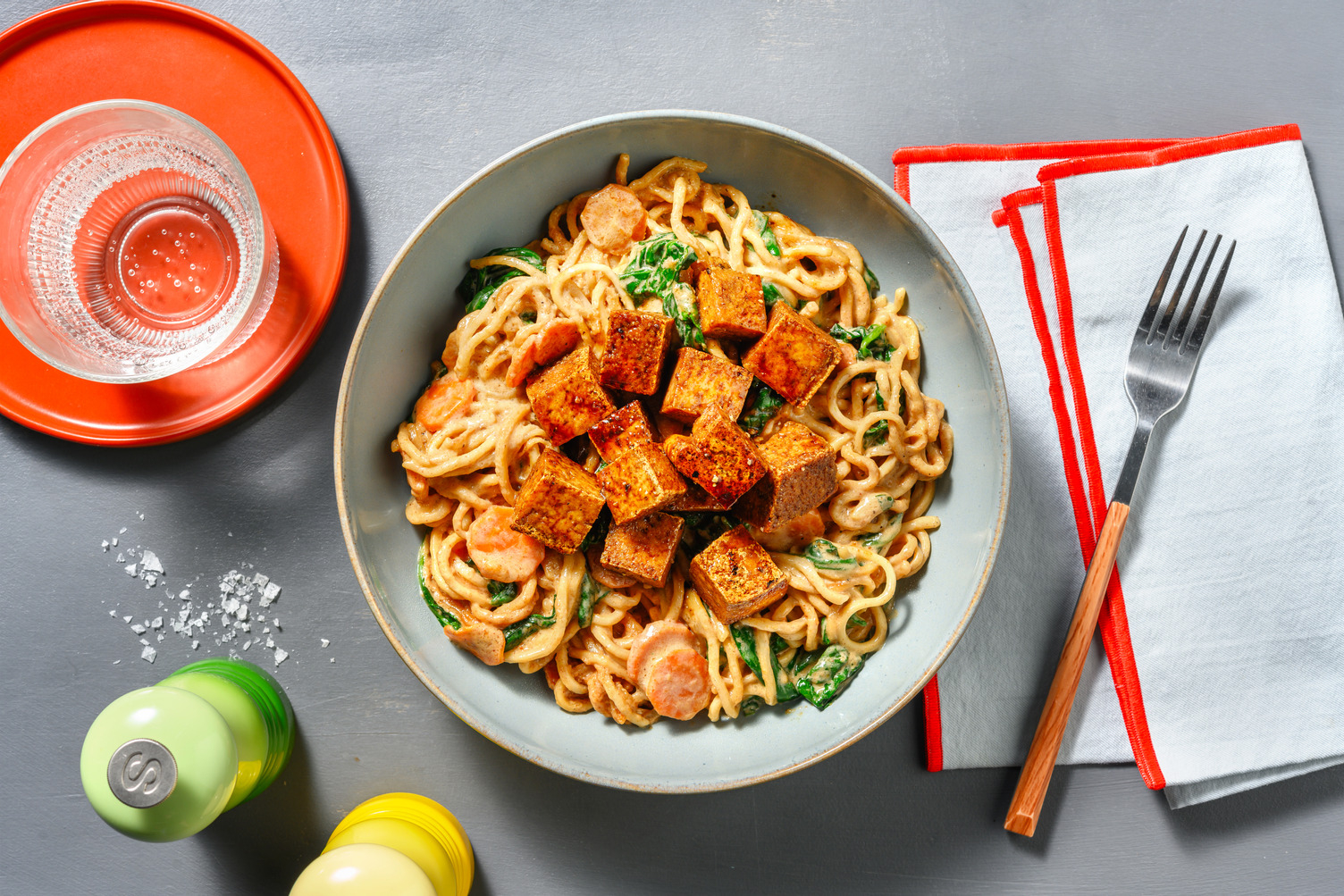 Satay noodles e tofu caramellato