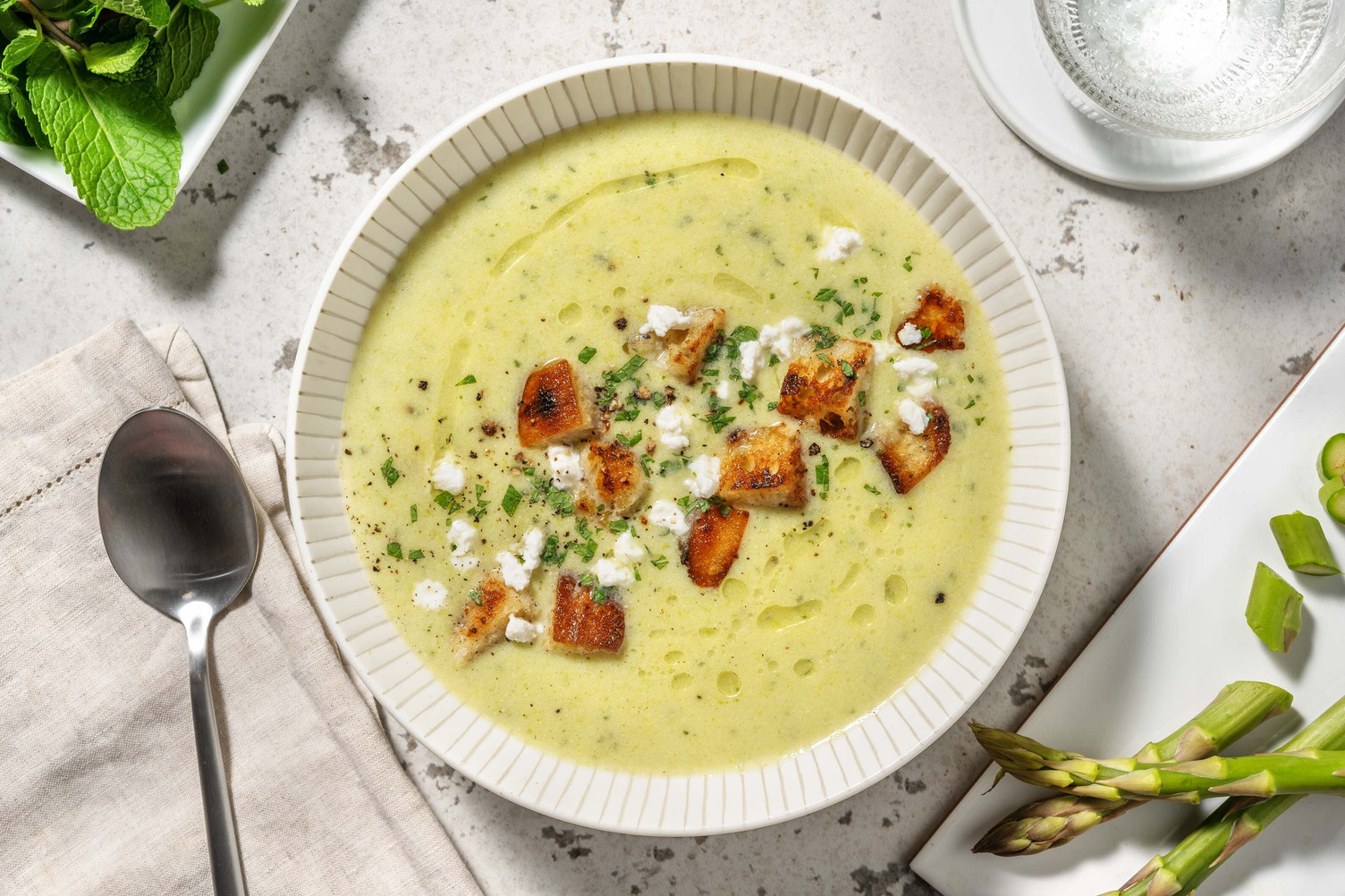 Velouté d'asperges & chèvre frais