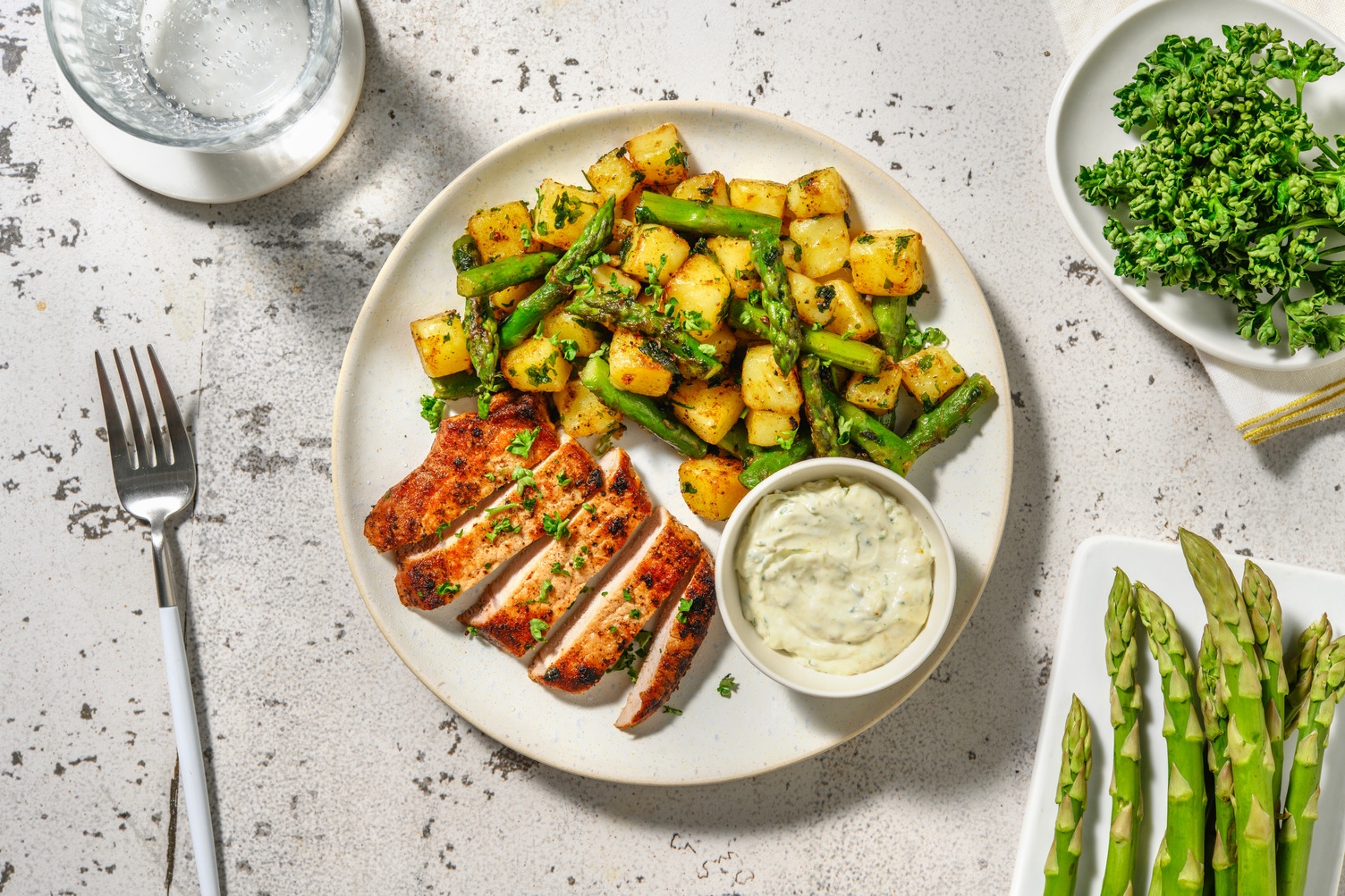 Carré de porc grillé & asperges aux herbes