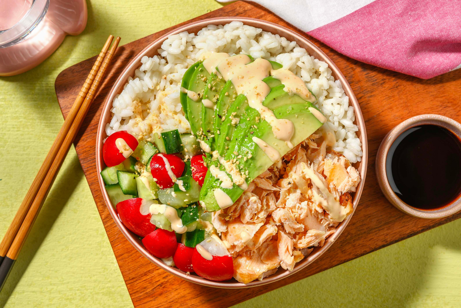 Sushibowl met warmgerookte zalm en srirachamayo