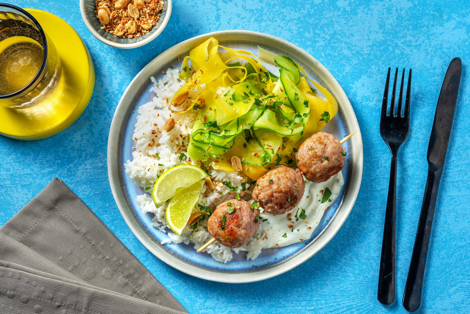Saté de poulet haché et riz au lait de coco