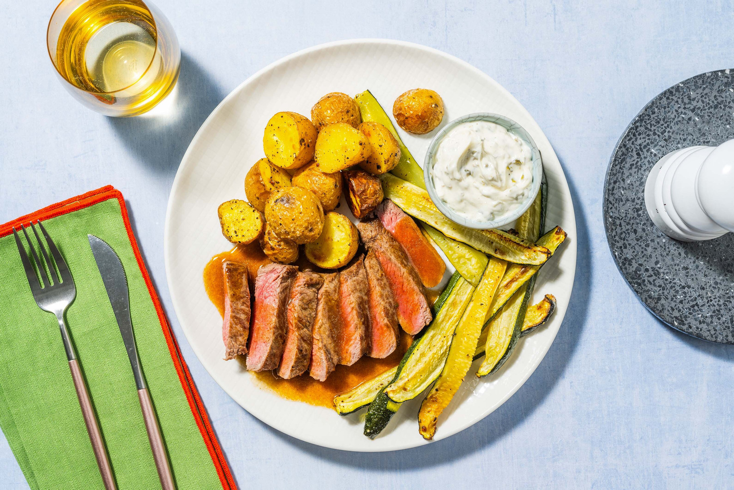 Filet de poulet, courgettes & jus de viande