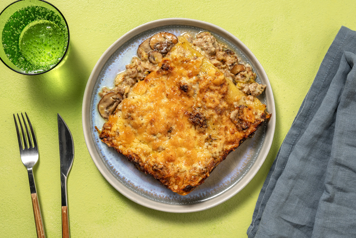 Romige lasagne met kipgehakt en champignons