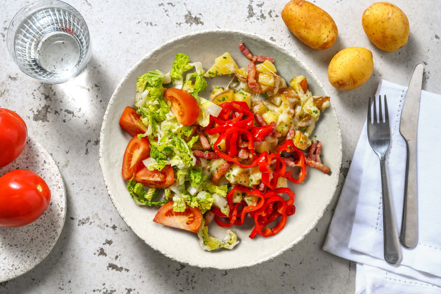 Pommes de terre en papillote aux lardons, crème aigre et fromage mi-vieux