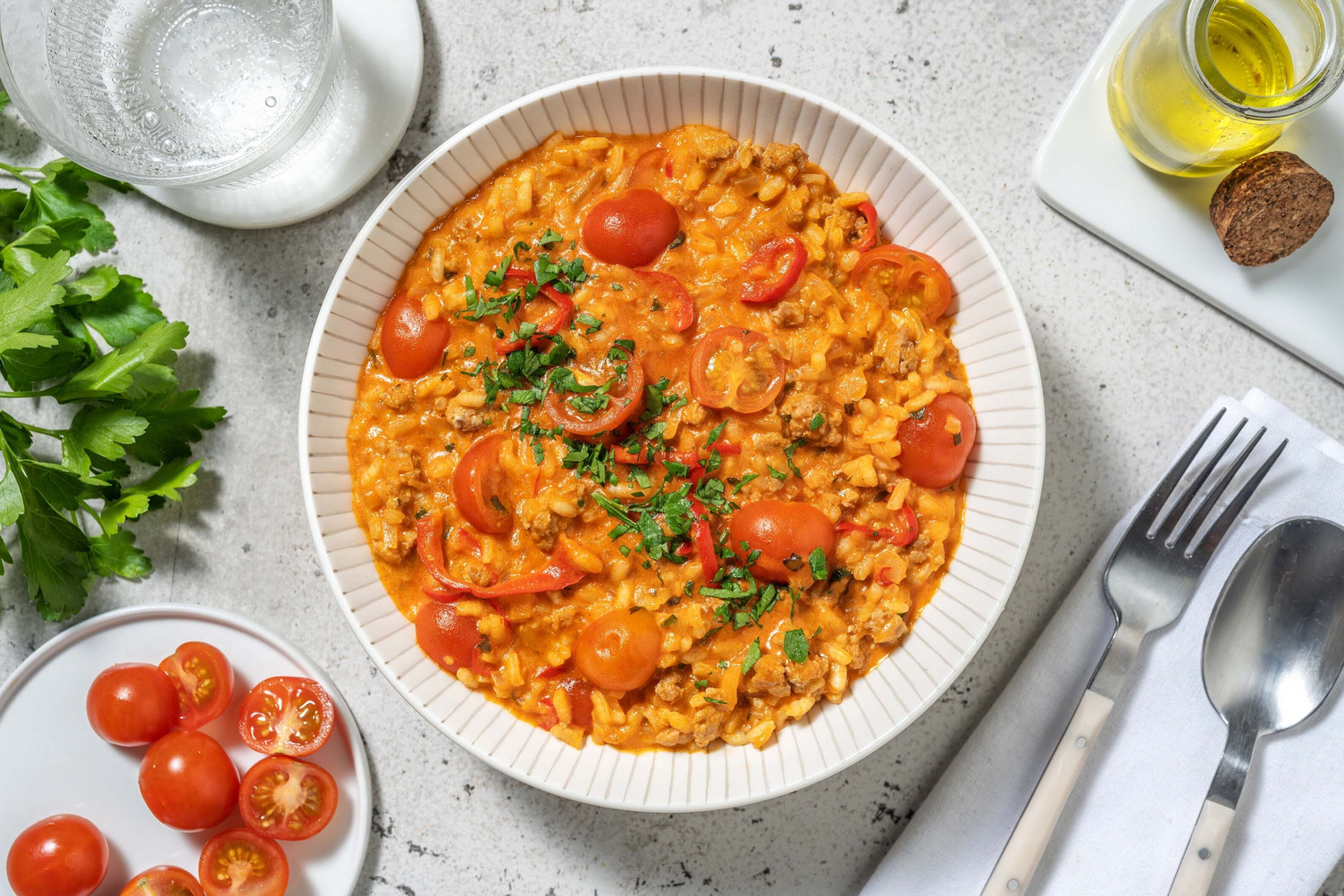 Tomatenrisotto met gekruide kipworstjes