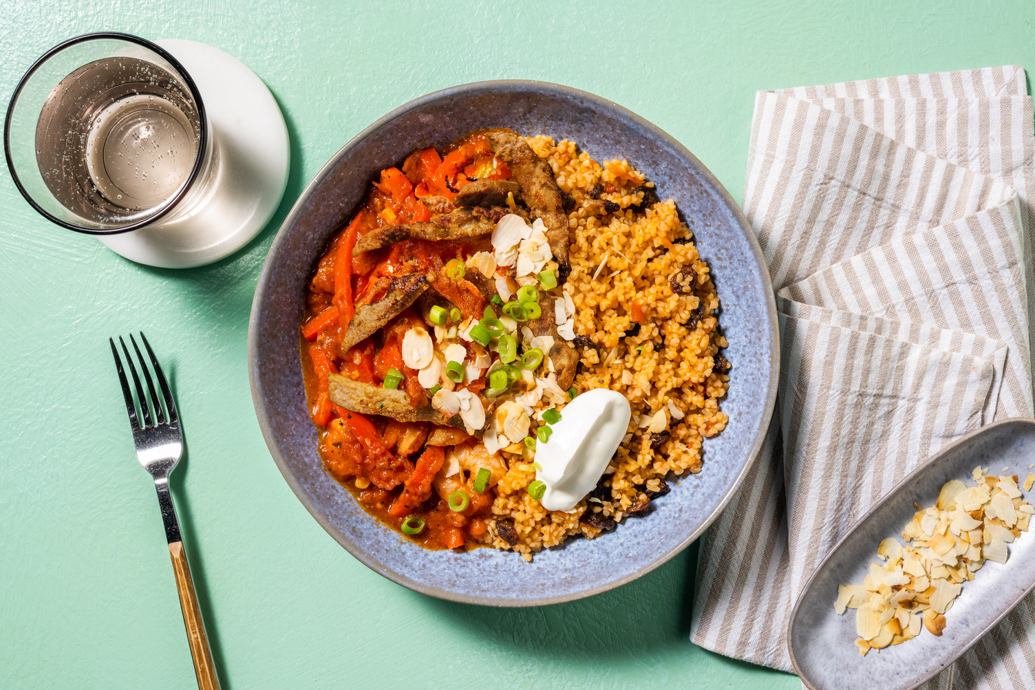 Hähnchen-Tajine mit Aprikosen-Bulgur & Paprika