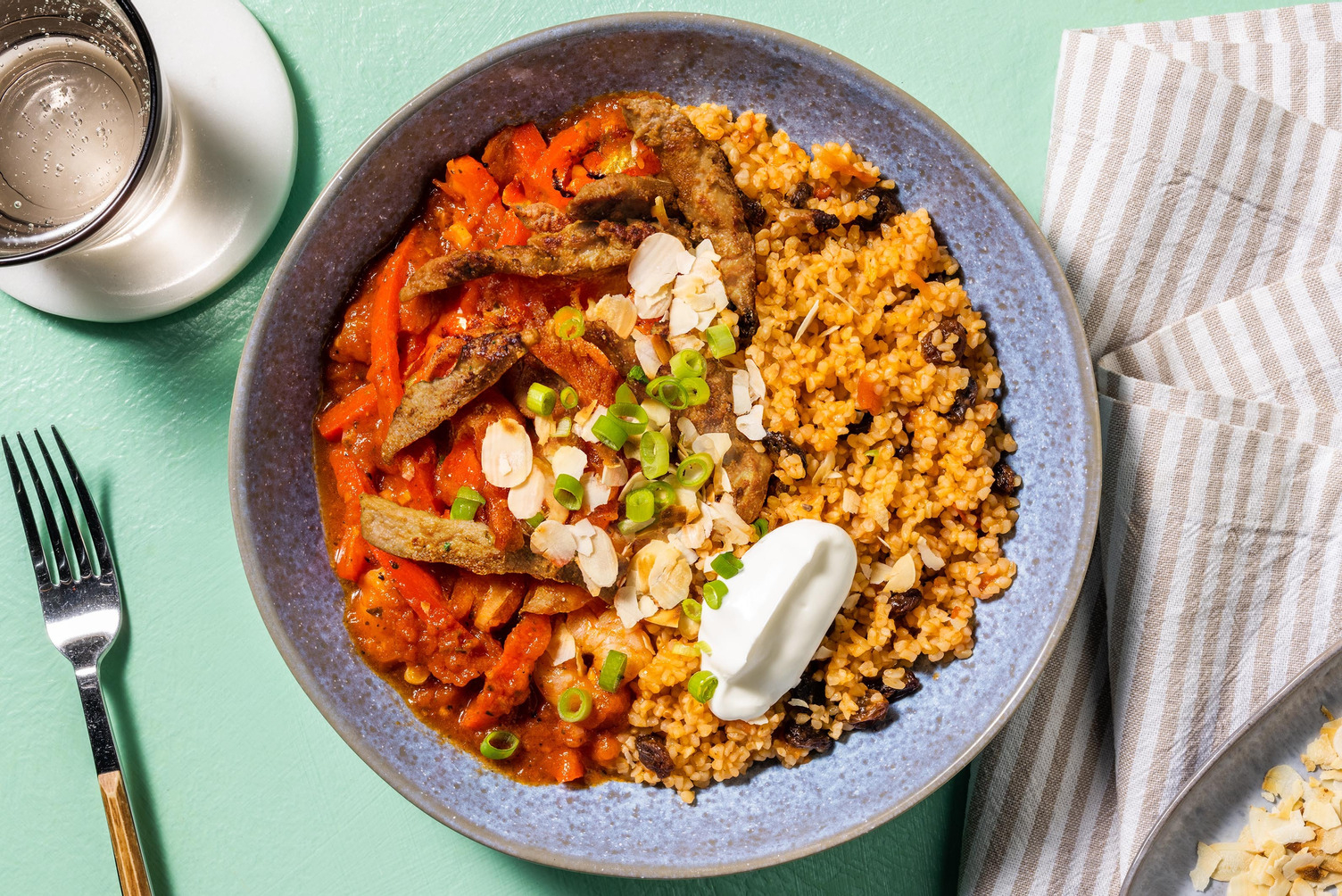 Hähnchen-Tajine mit Sultaninen-Bulgur & Paprika