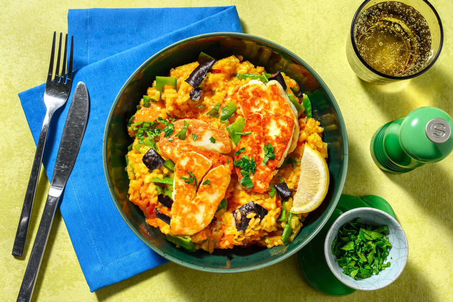 Spaanse stijl groenterijst met witte grillkaas