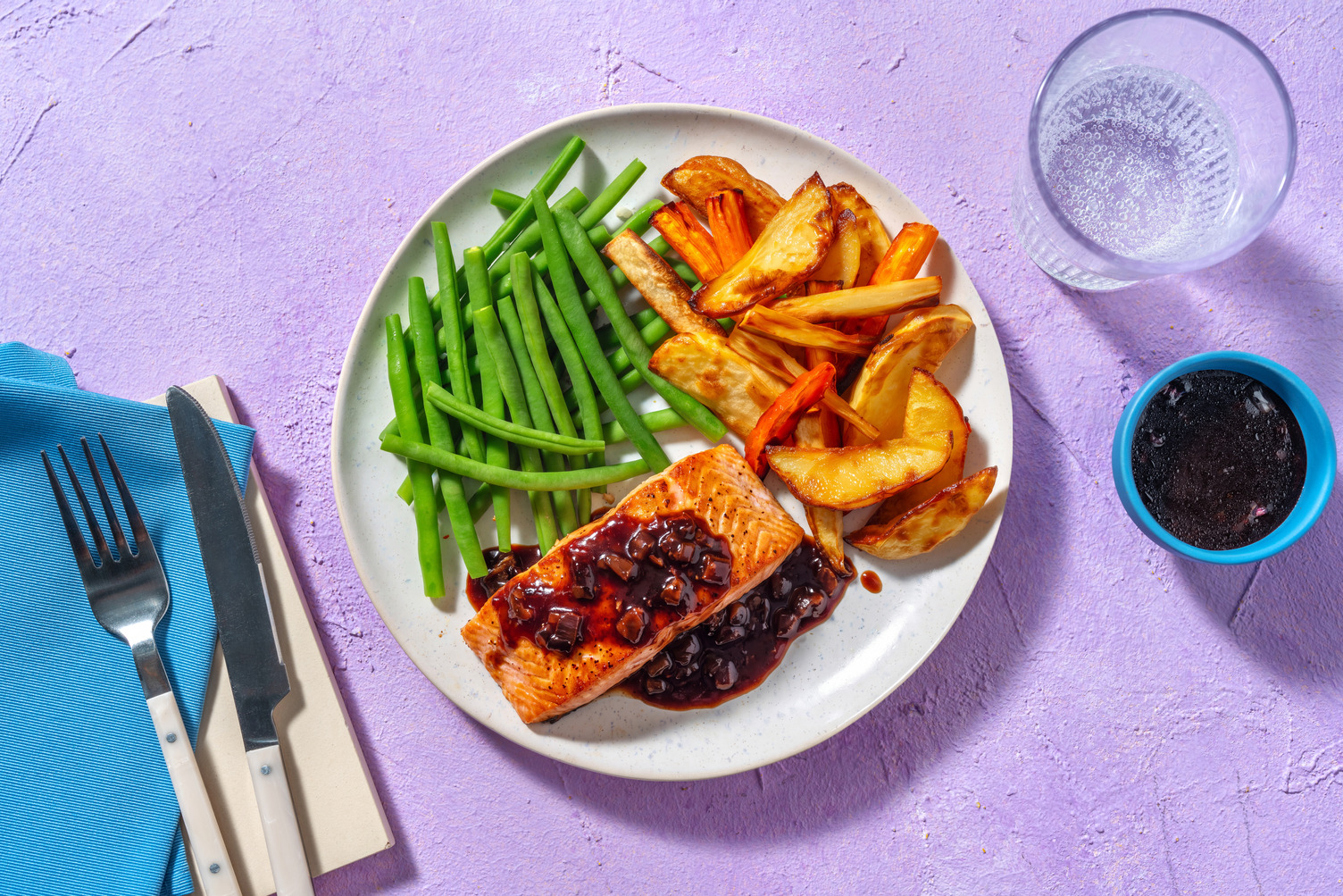 Harissa-Lachsfilet mit Ofengemüse