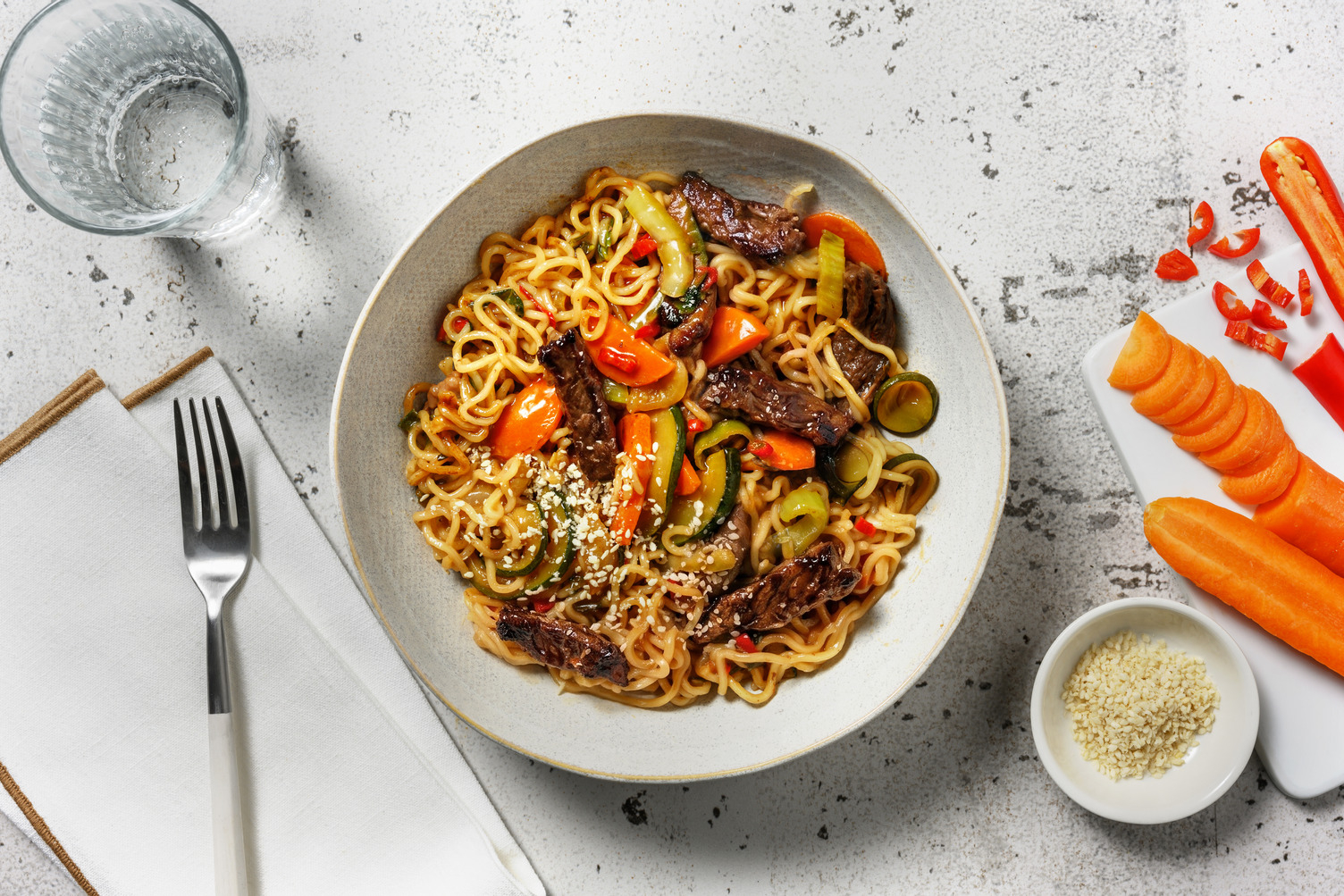 Stir-fry met veggie biefstukreepjes, noedels en paksoi