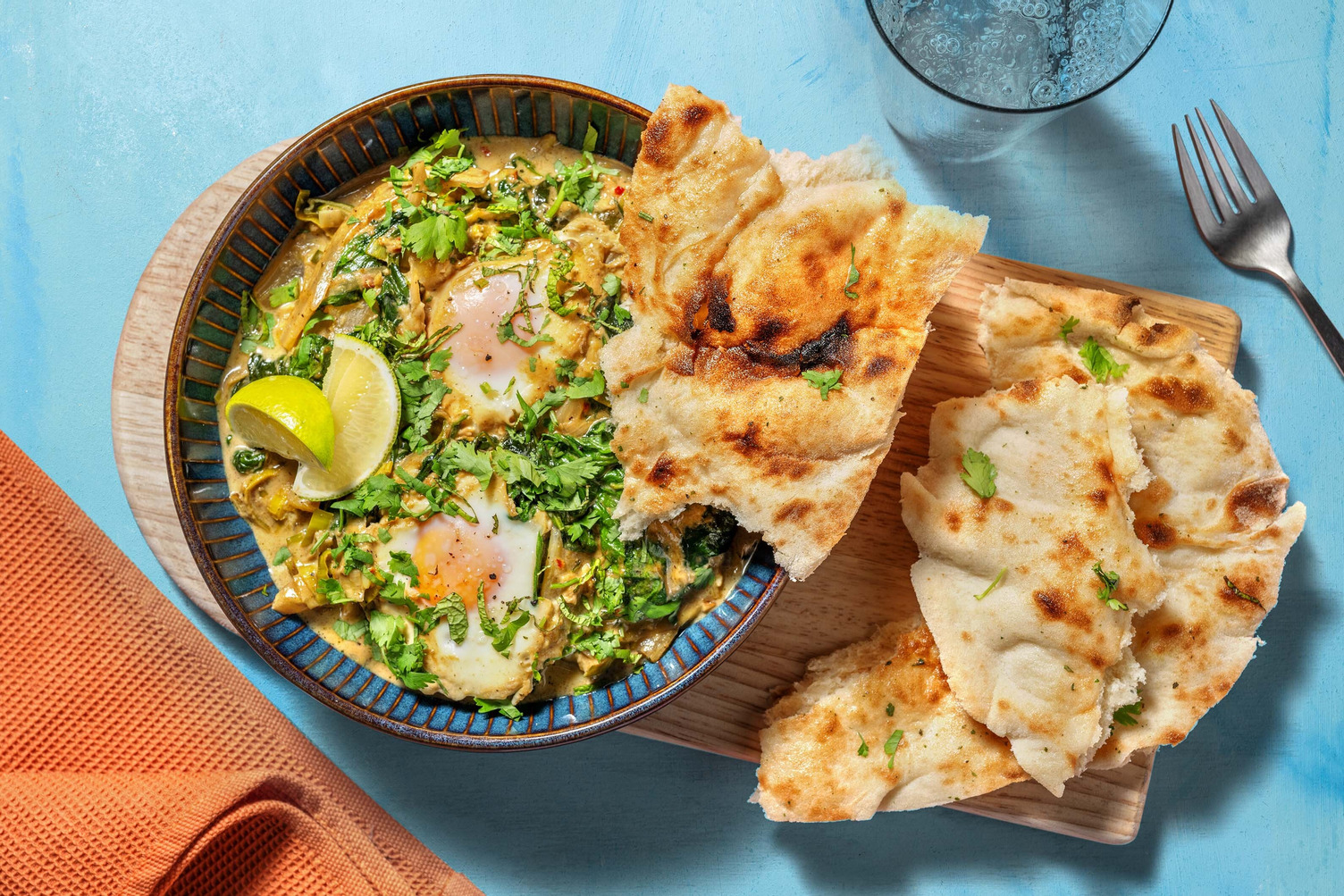 Gepocheerd ei in groene groente-curry 