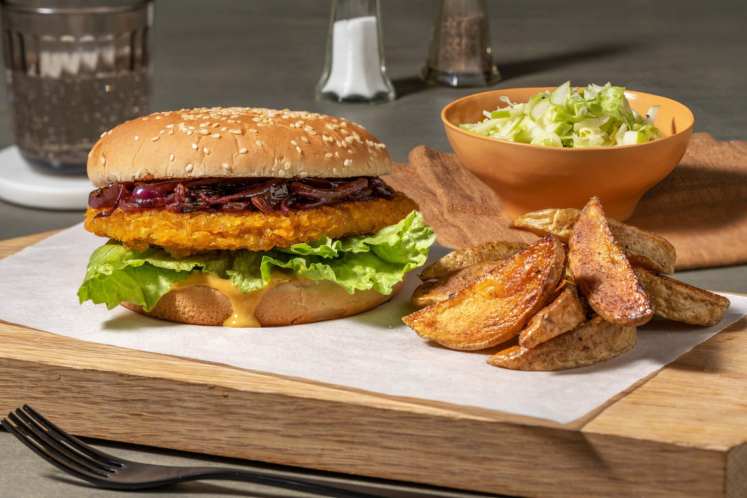 Krokante vegetarische burger met honing-mosterdsaus