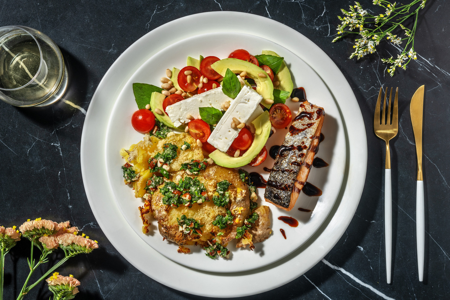 Balsamicoglaseret laks og avocadosalat