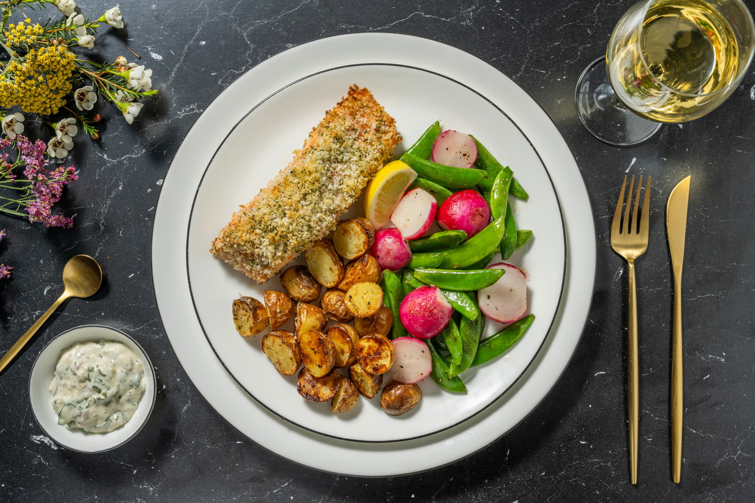 Dildpaneret laks og tatarsauce