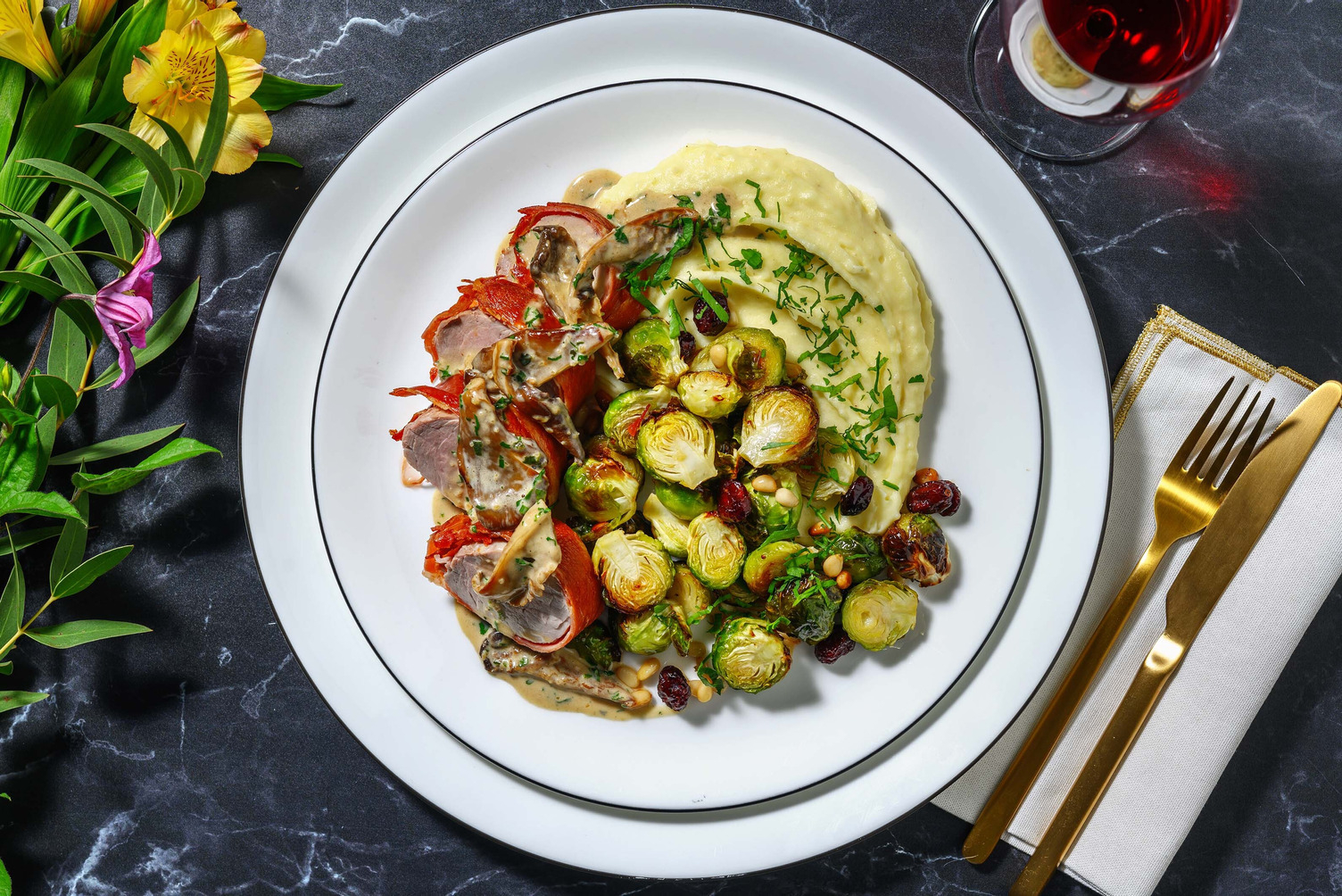 Prosciuttosvøbt svinekød og svampesauce