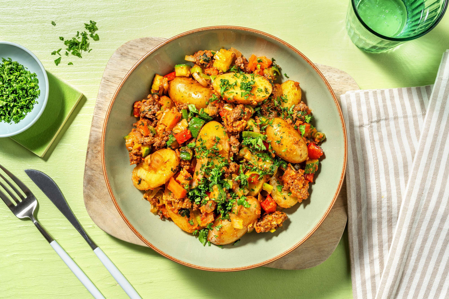 Krieltjesschotel met rundergehakt en rode pesto