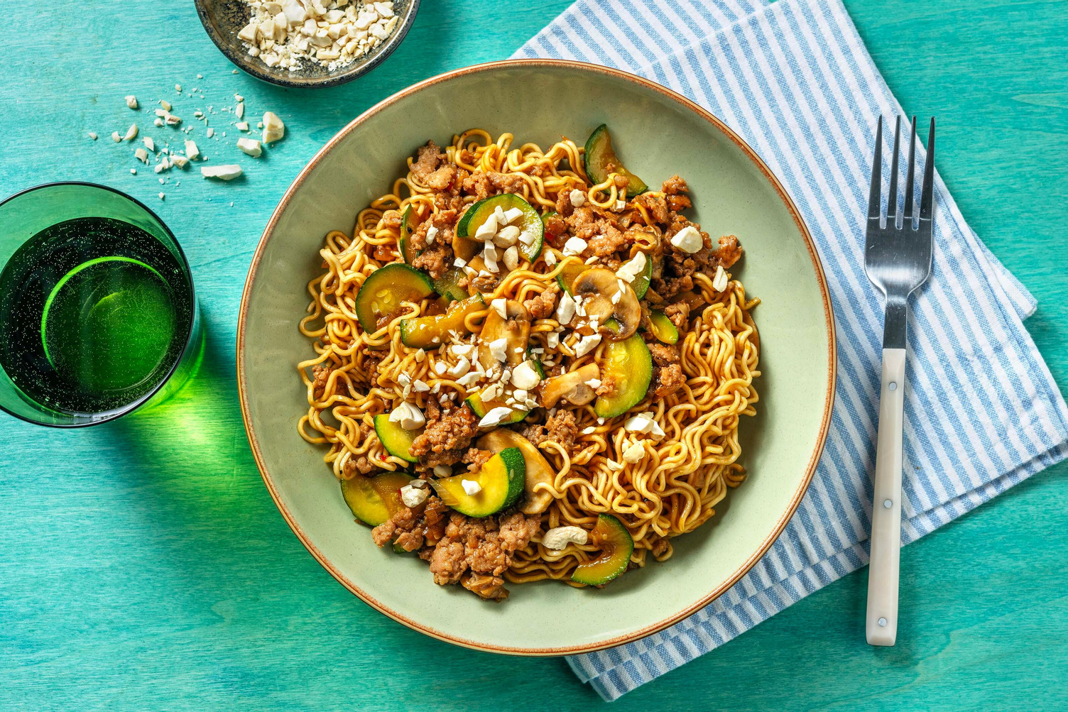 Noedels met kipgehakt en Aziatische saus