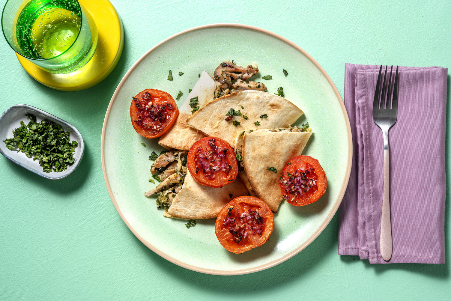 Piadina van tortilla met kippendijreepjes