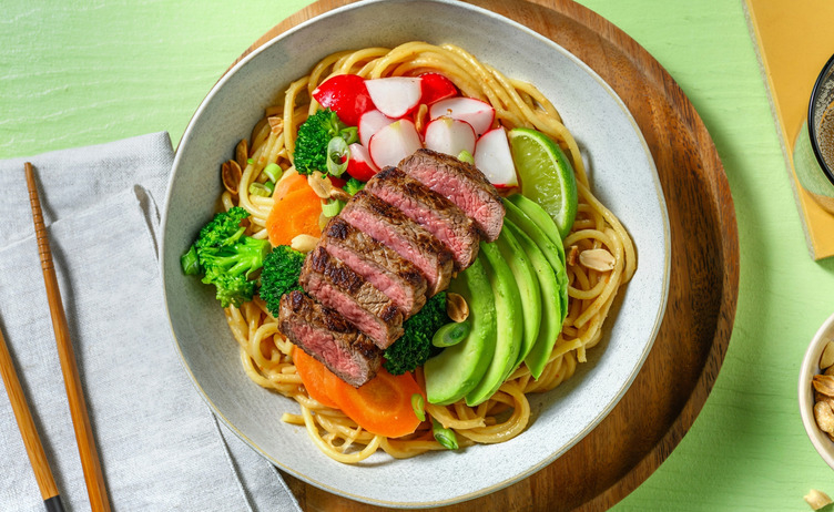 Miso Sesame Noodle Bowl mit extra Rinderhüftsteak