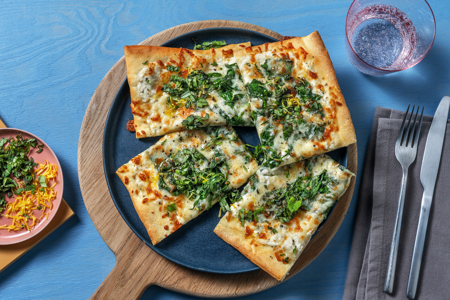 Pizza met roomkaas en babyspinazie