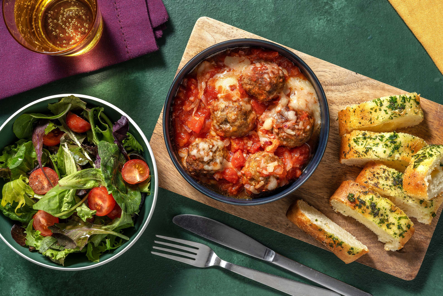 Gratinerede kødboller i tomatsauce