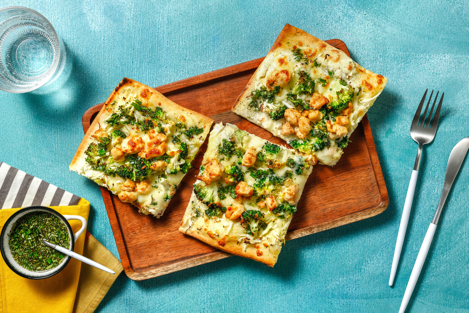 Pizza bianca met kip, kruidenroomkaas en broccoli