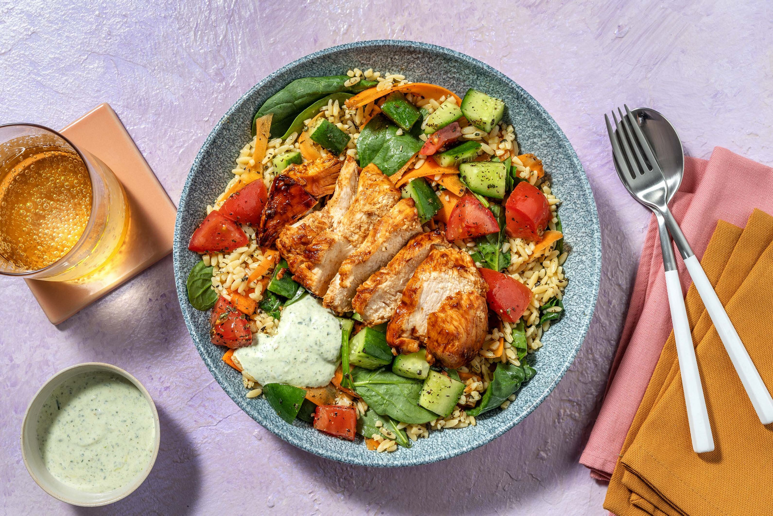 Græsk inspireret kyllingesalat med ternet bacon