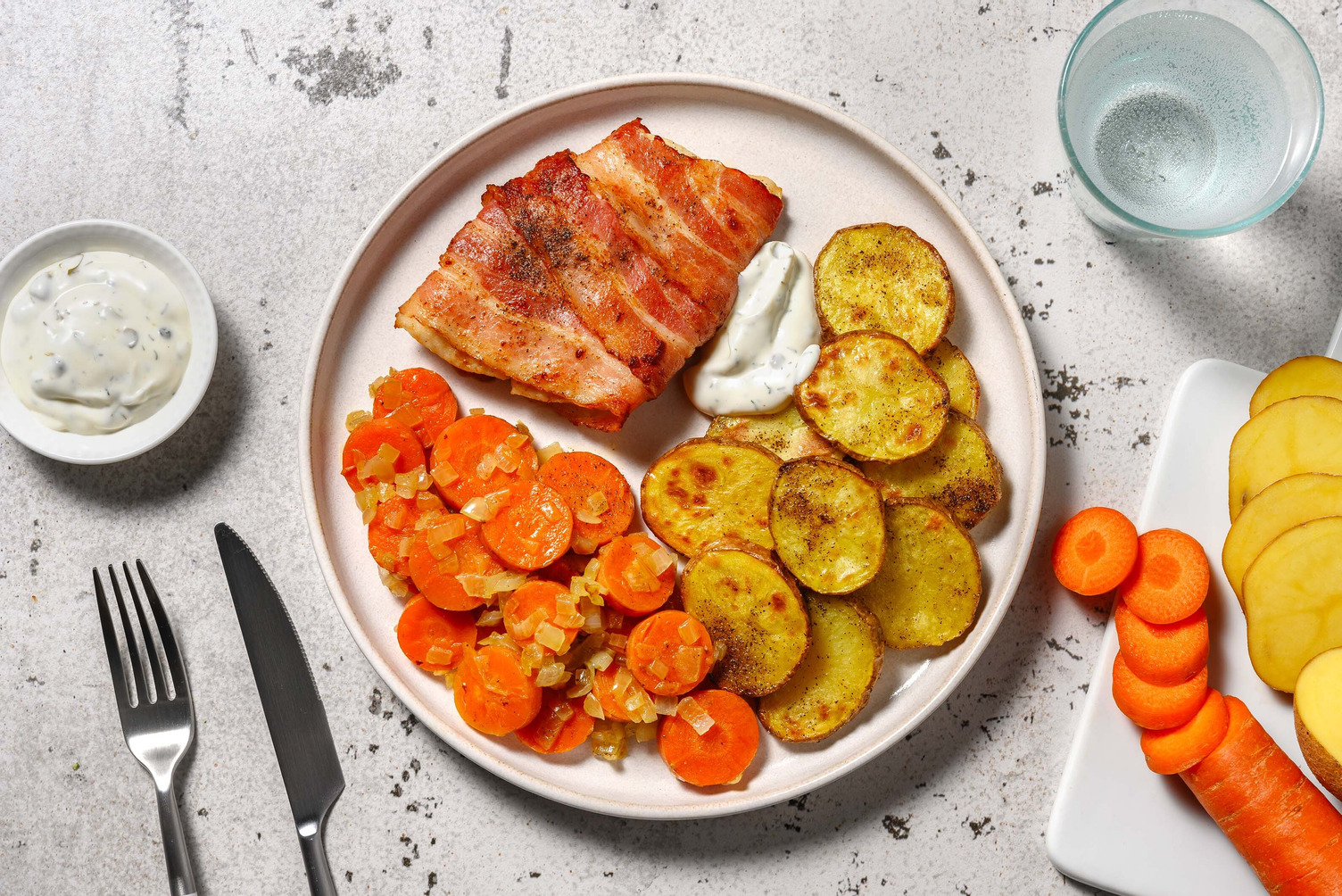 Pangasiusfilet in ontbijtspek met wortelschijfjes