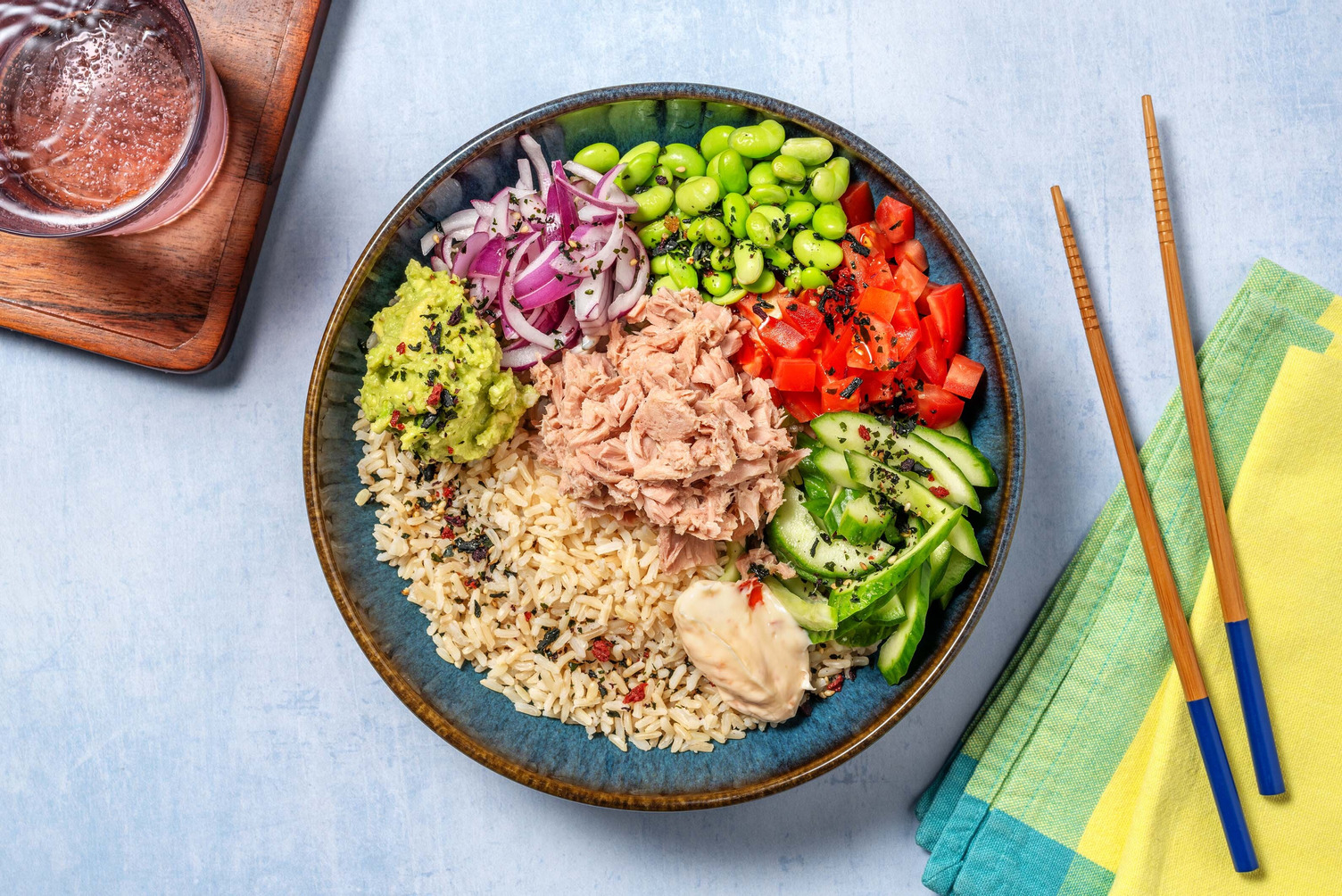 Bowl de thon à l'avocat assaisonné de furikake