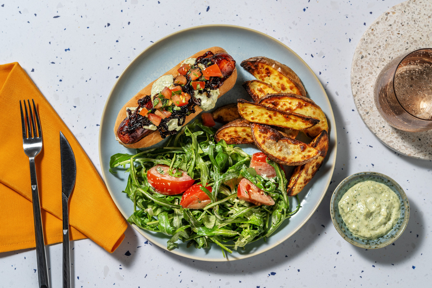 Hertenhotdog met tomaat-basilicumtopping