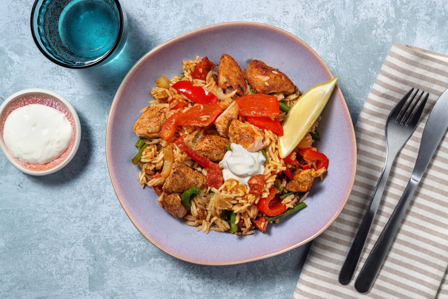 Paella-Reispfanne mit Chorizo und Hähnchen