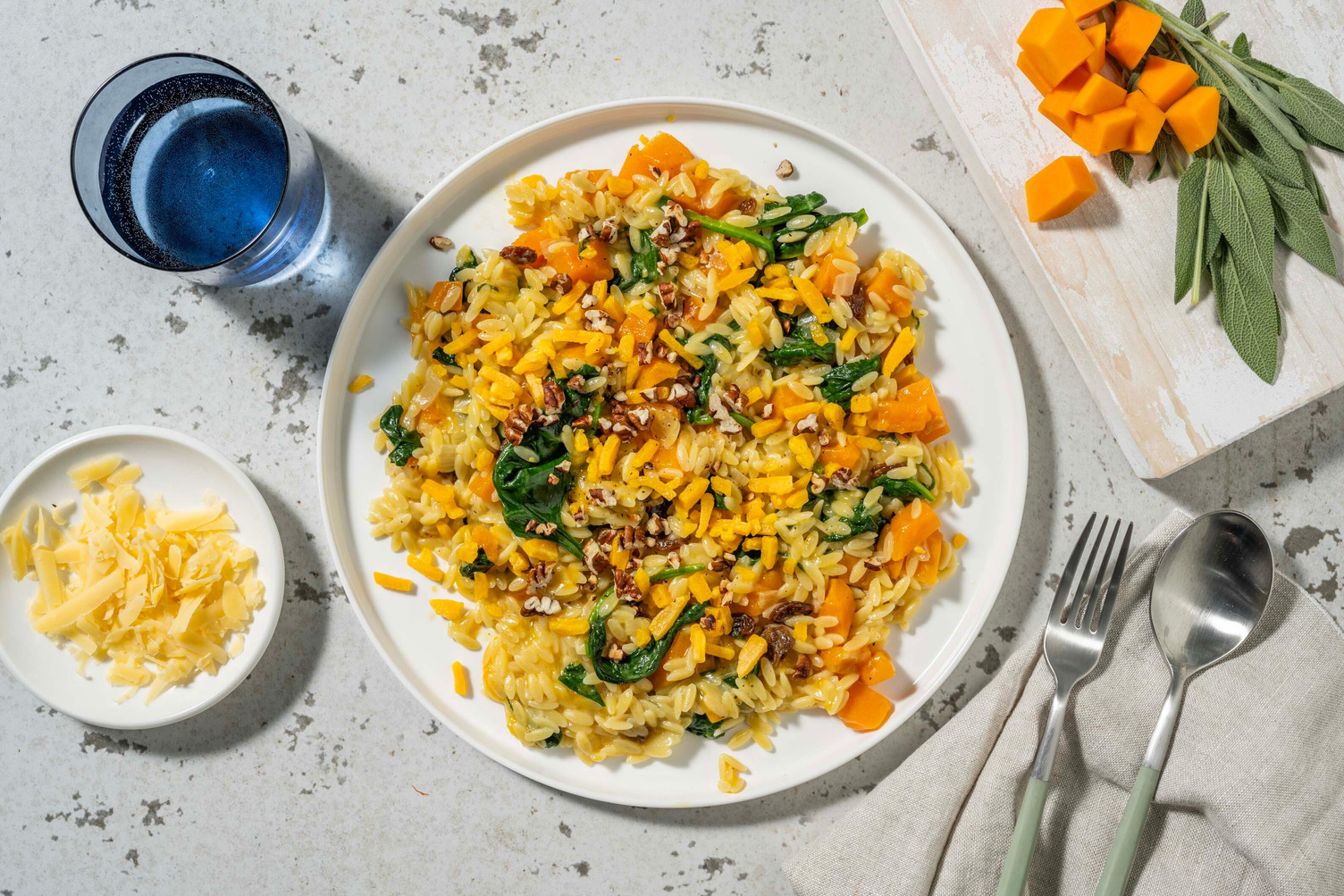Orzo met pompoen, spinazie en Red Leicester kaas