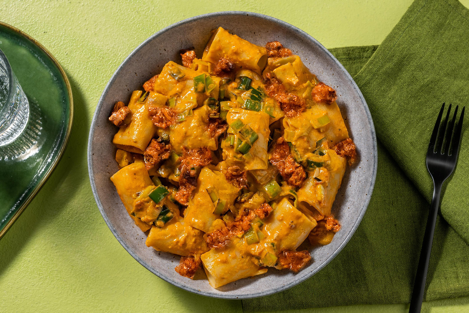 Paccheri-Pasta mit Hackfleisch auf tomatiger Cremesoße