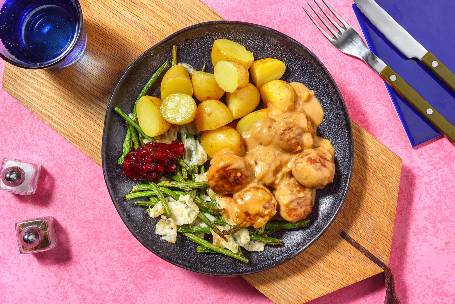 Vegetarische balletjes met romige saus en cranberrychutney