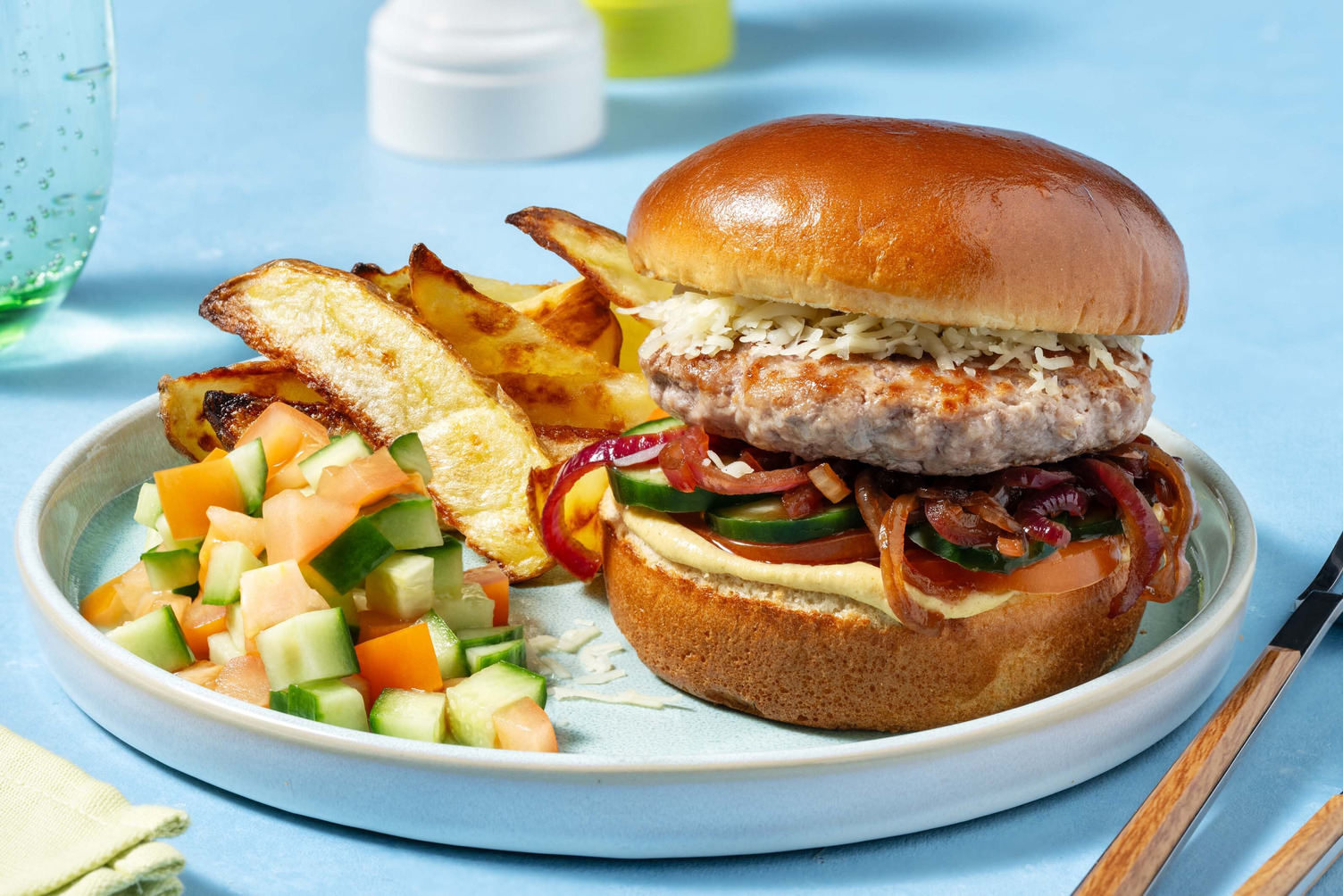 Cheeseburger met kip op brioche