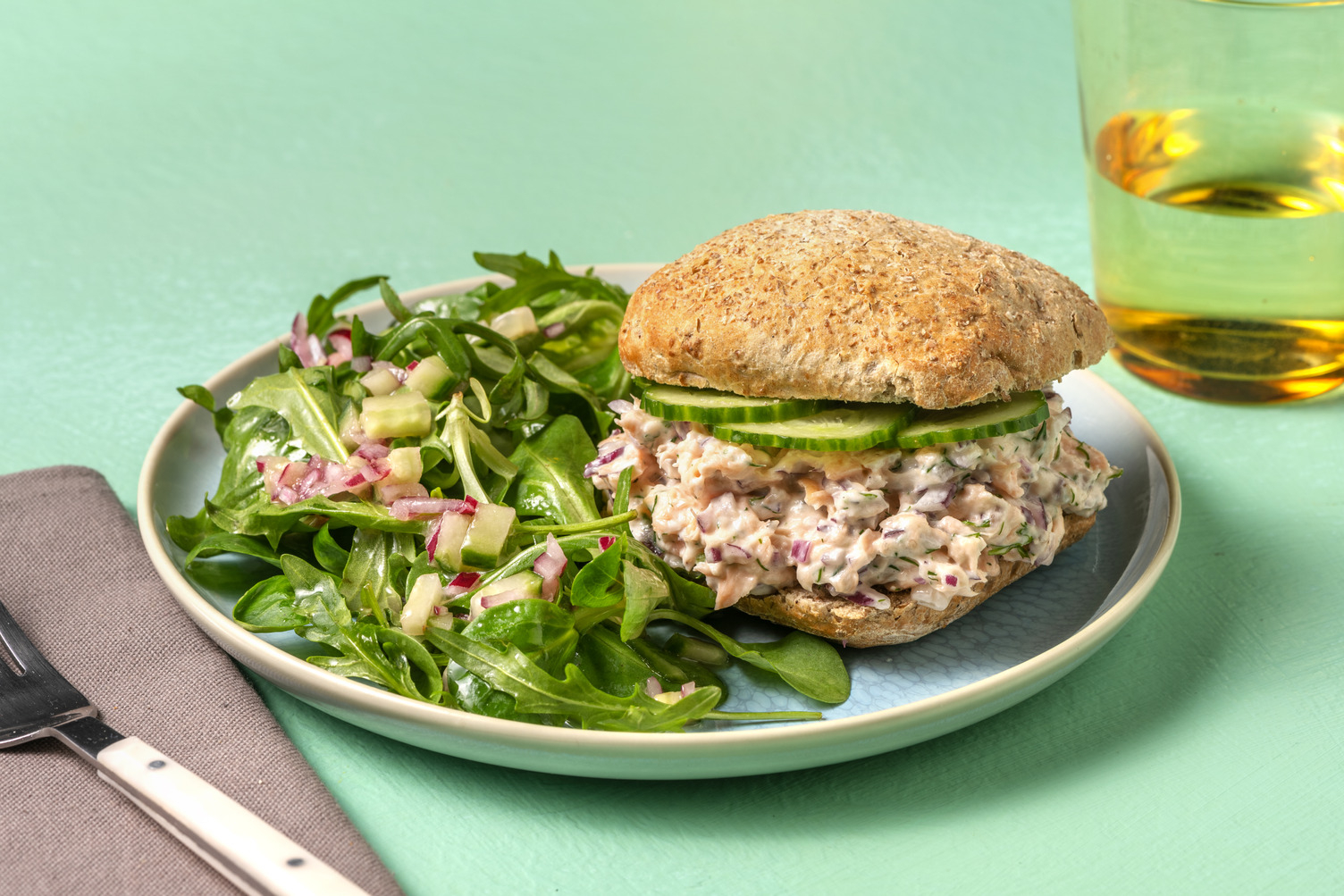 Broodje warmgerookte zalm