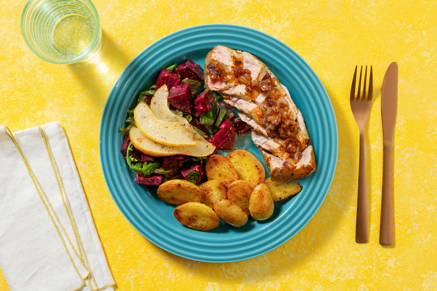 Varkenshaas met salade van gekaramelliseerde peer