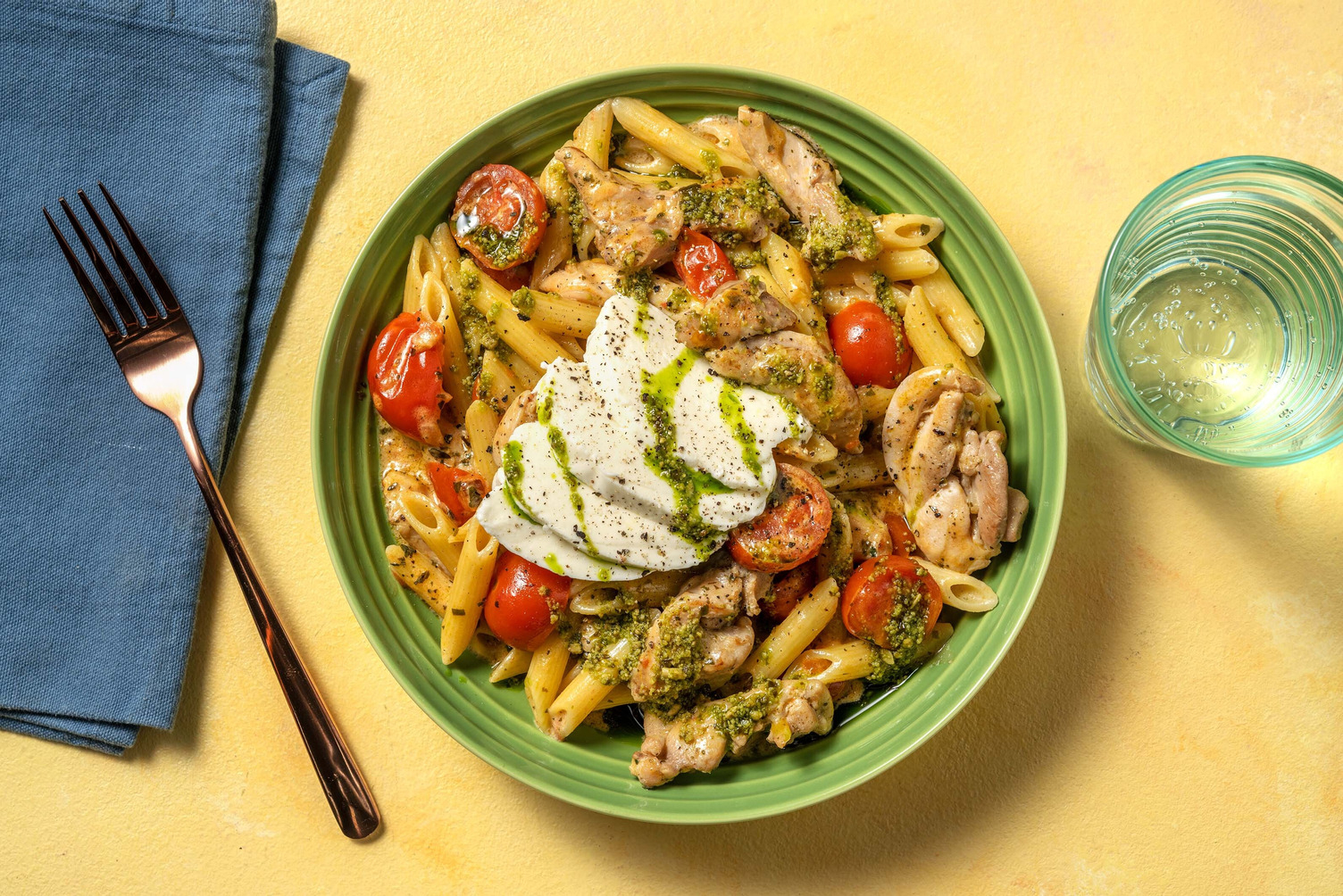 Pasta met kippendijreepjes en mozzarella