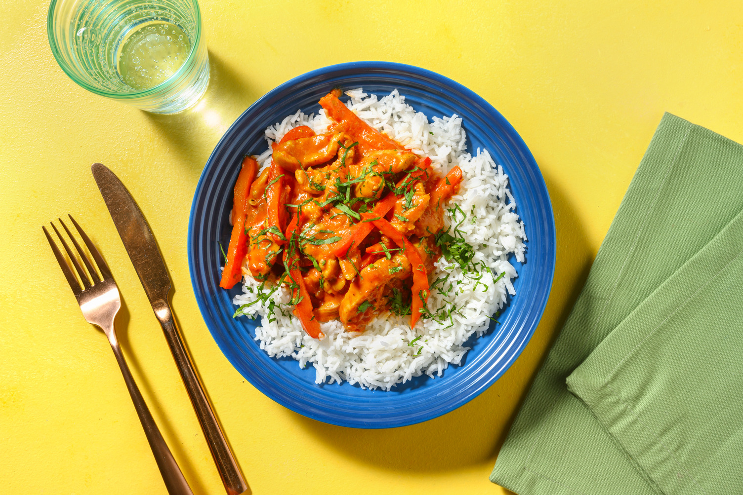 Pikante curry met veggie kipstukjes in rijke kruidige kokossaus