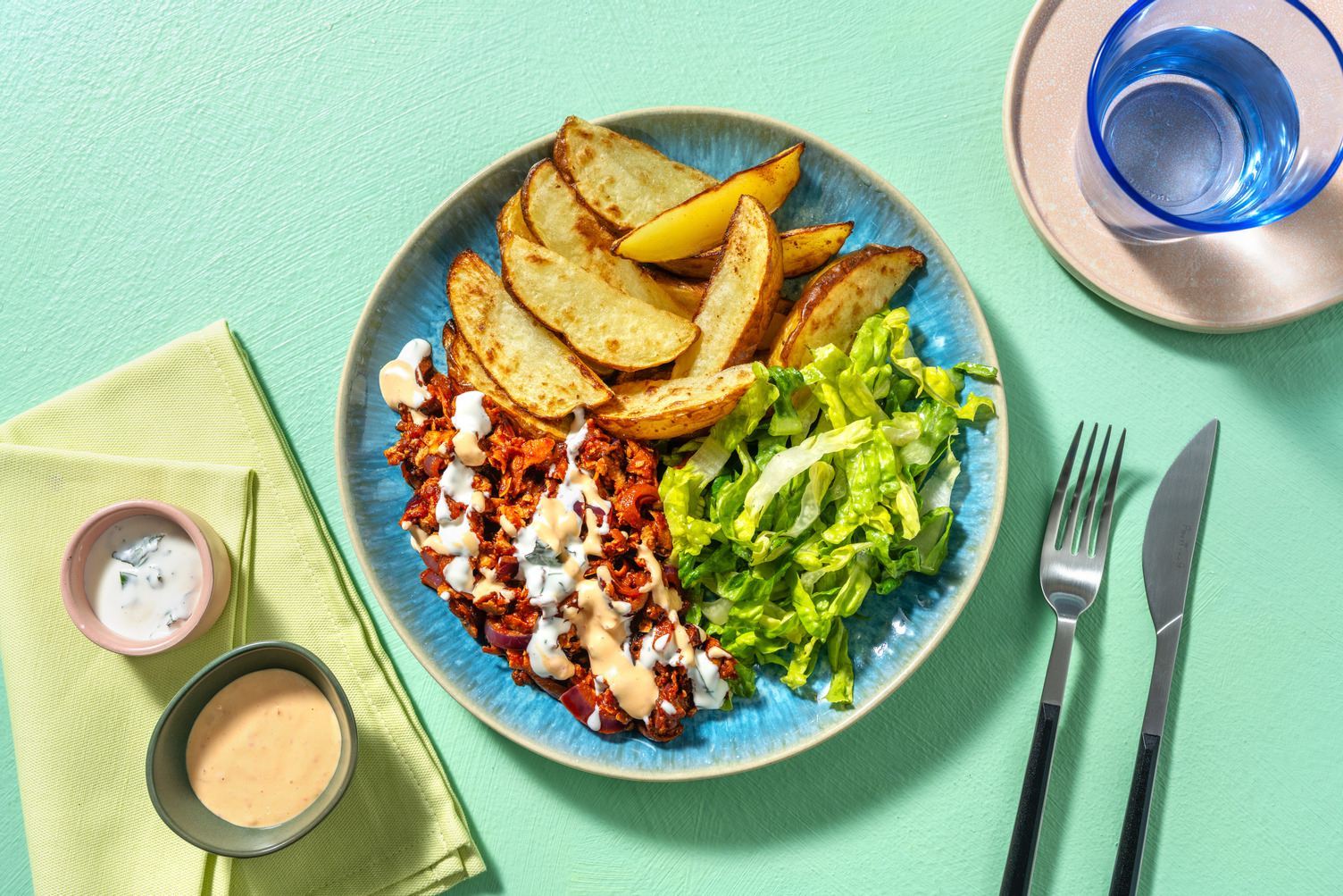 Veganer Kebab-Teller mit doppelt Räuchertofu