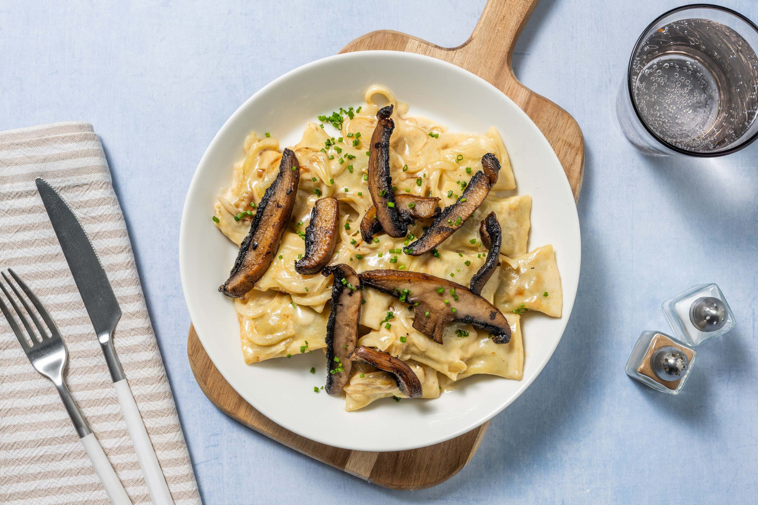 Vegane Maultaschen in cremiger Zwiebelsoße