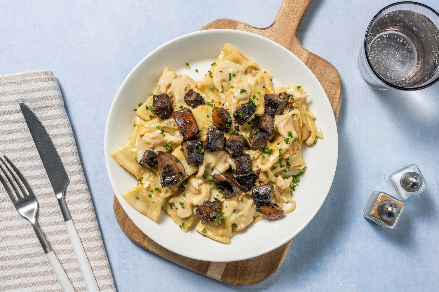 Vegane Maultaschen in cremiger Zwiebelsauce