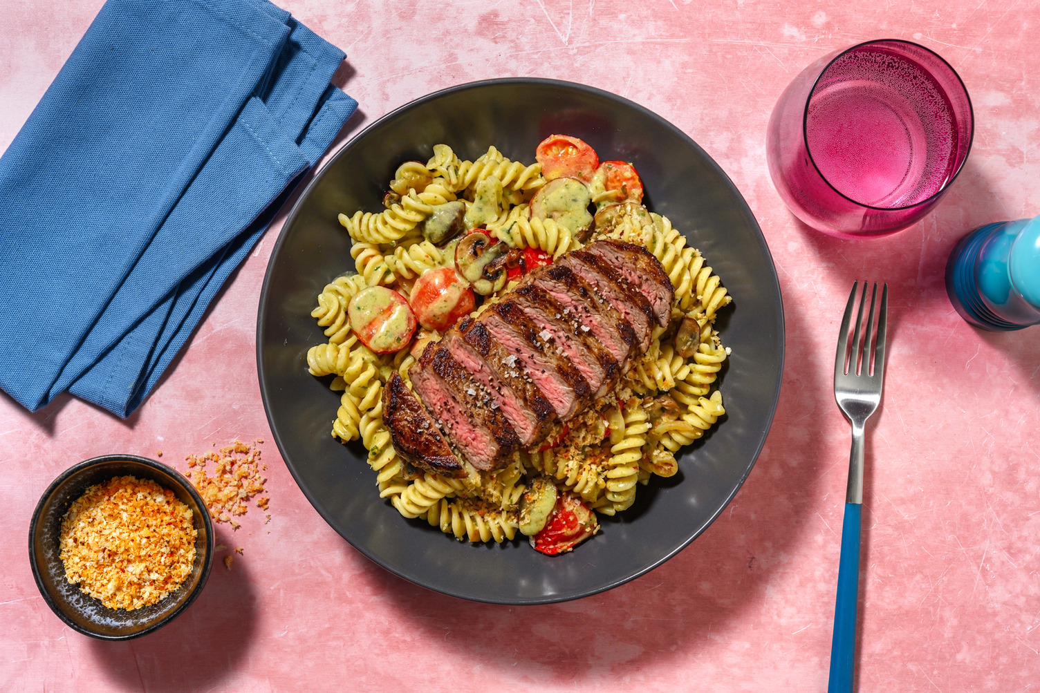 Farfalle in Basilikum-Pesto mit Bio-Roastbeef
