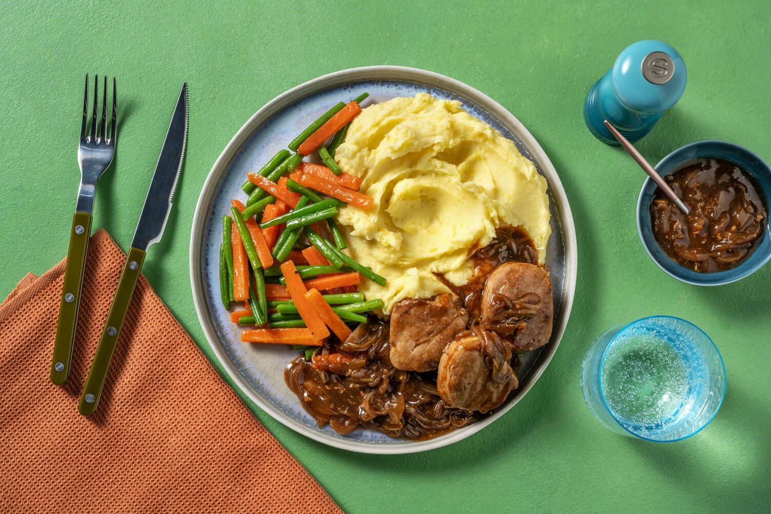 Schweinemedaillons in dunkler Zwiebelsoße